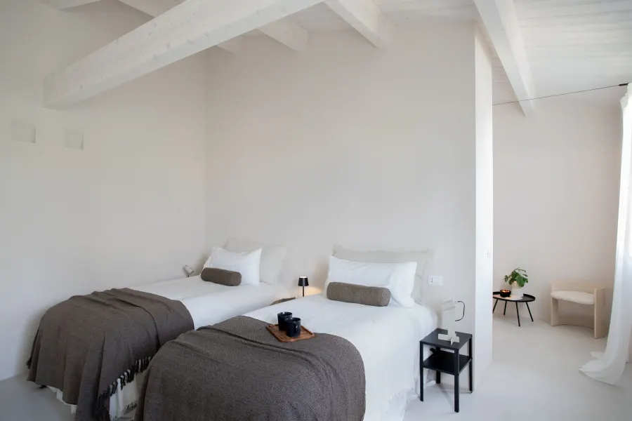 Camera doppia di struttura ricettiva valorizzata con home staging