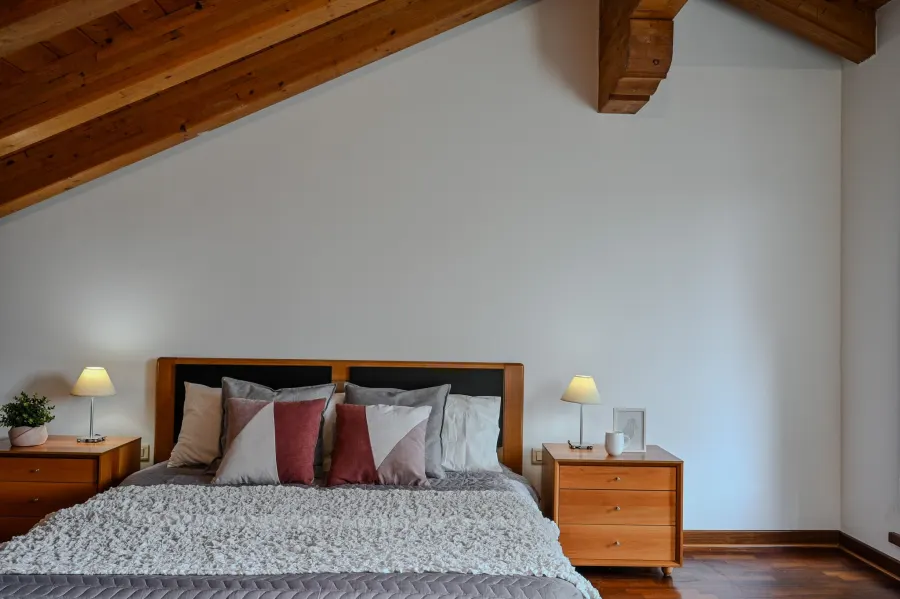 Camera da letto mansardata preparata con home staging