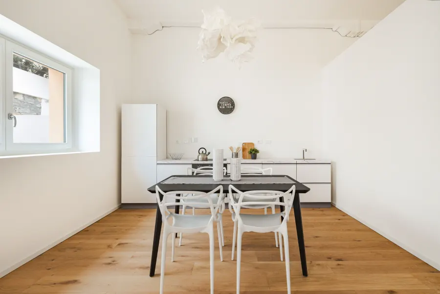 Cucina e zona pranzo allestite con home staging
