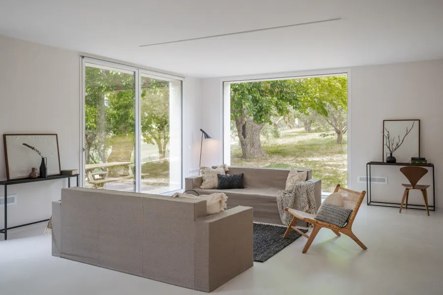 Soggiorno con ampie vetrate valorizzato con home staging
