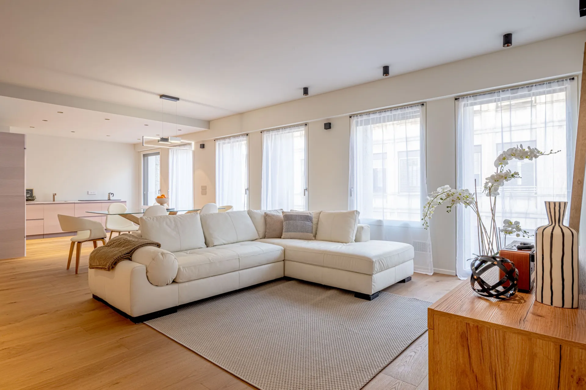 Soggiorno luminoso valorizzato con home staging professionale
